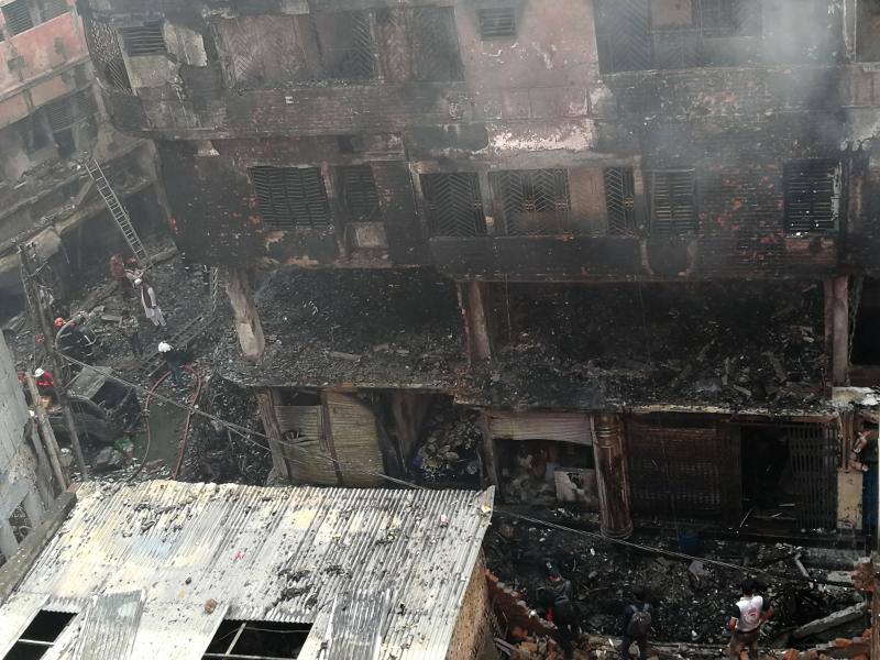Las imágenes del desastre que se desató en un almacén de productos químicos de la capital bangladesí