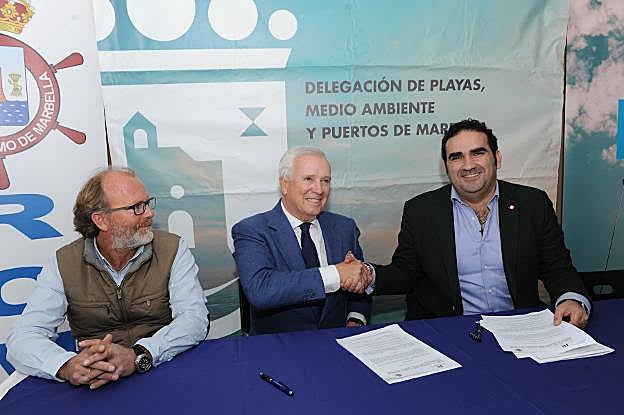 Fernando Oltra y Manuel Cardeña sellaron ayer el acuerdo. :: j.-lanza