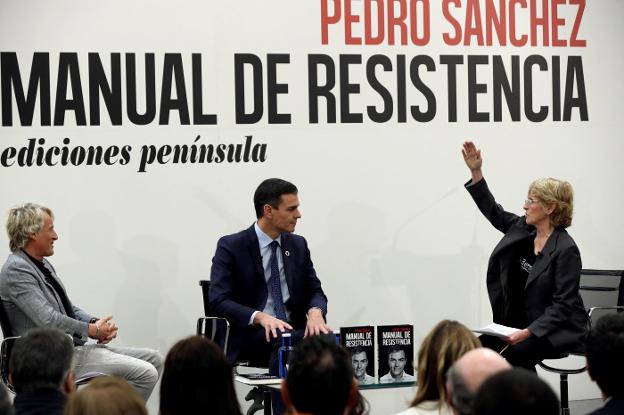 Pedro Sánchez, en la presentación de su libro en el hotel Intercontinental de Madrid, con Jesús Calleja y Mercedes Milá. :: kiko huesca / efe