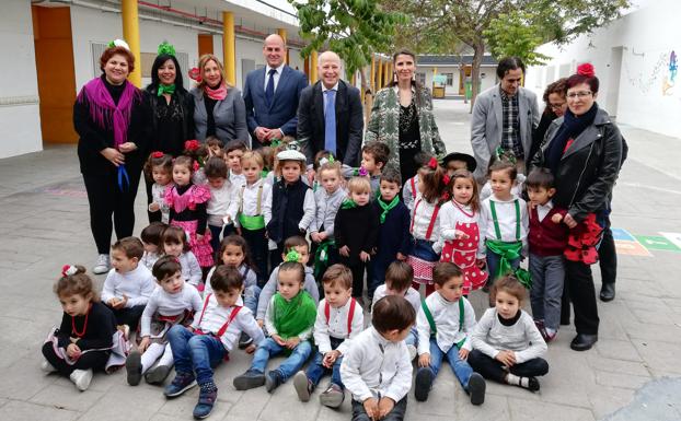 El consejero Javier Imbroda y la delegada, Mercedes García Paine, durante su visitga al colegio Clara Campoamor. 