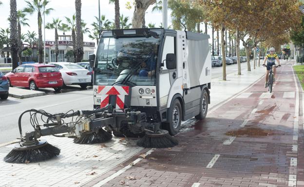 Vehículo de Limasa en el paseo marítimo. 