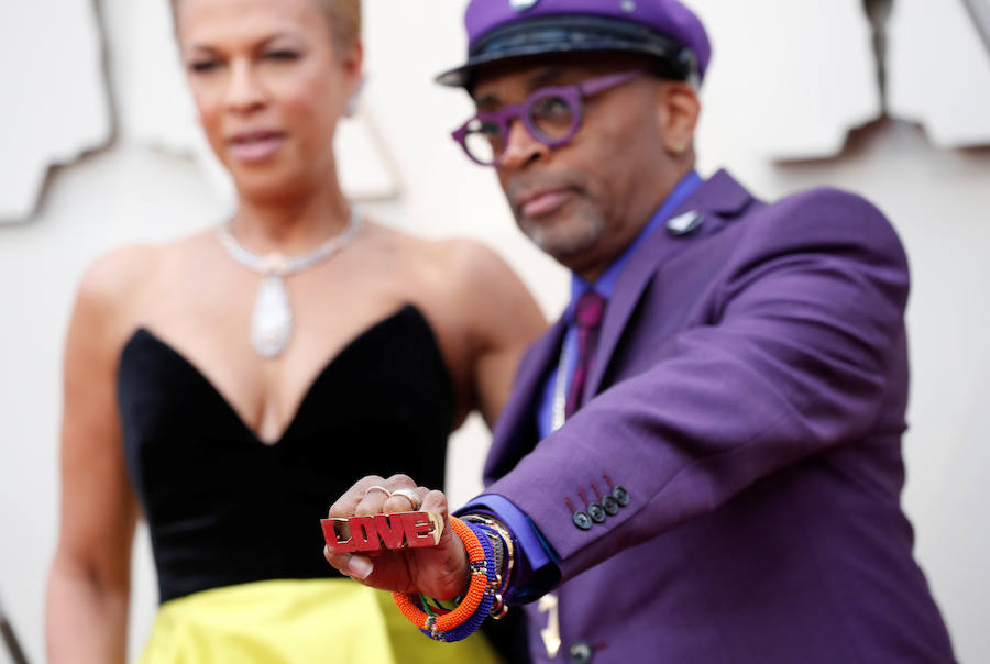 Spike Lee sujeta un puño en el que puede leerse 'Love', 'amor', en un claro homenaje a Radio Raheem, el protagonista de su película 'Haz lo que debas'.