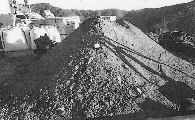 Montículo. Tierra extraída por el pocero al hacer la perforación, y que según dijo había dejado alrededor del agujero.