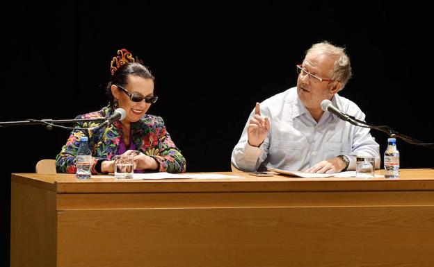 Martirio y Juan José Téllez, ayer, durante el homenaje a Chavela Vargas. 