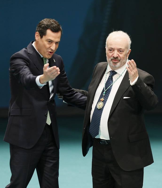 El presidente andaluz, Juanma Moreno (i), entrega al músico y autor de Carnaval Antonio Martín García la Medalla de Andalucía durante el acto institucional con motivo del día de la comunidad autónoma