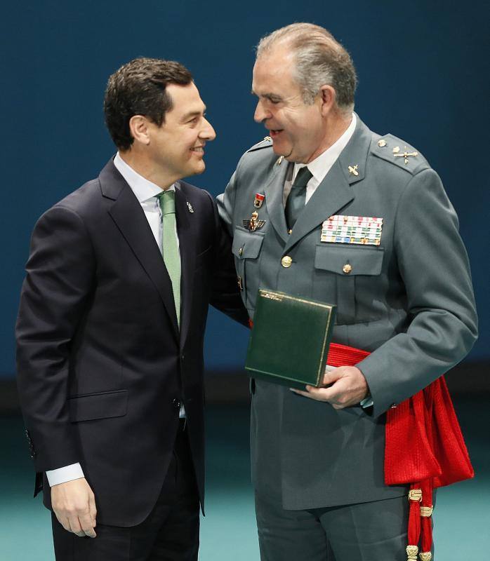 El presidente andaluz, Juanma Moreno, entrega al general jefe Manuel Contreras como representante de la IV Zona de la Guardia Civil la Medalla de Andalucía durante el acto institucional con motivo del día de la comunidad autónoma