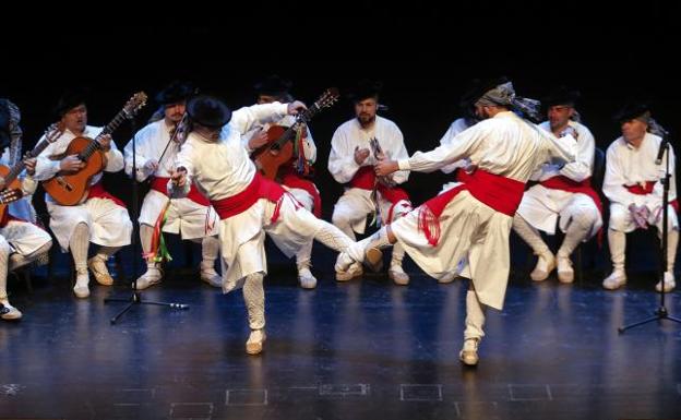 Folclore regional y entrega de banderas por el Día de Andalucía