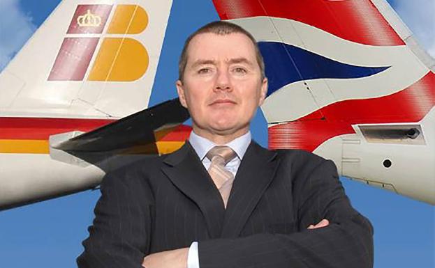 Willie Walsh, consejero delegado de IAG, junto a los logos de British Airways e Iberia. 