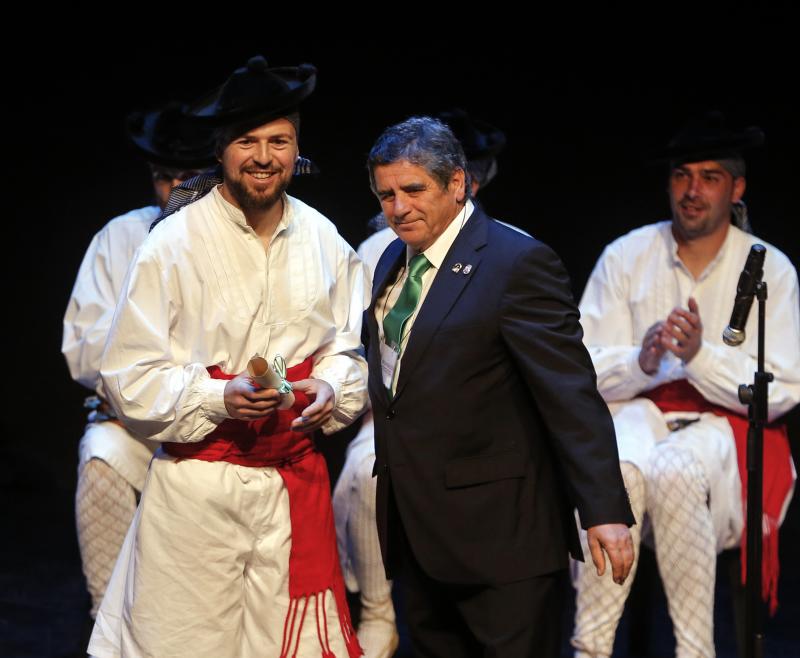 Actuaciones de pandas de verdiales y de copla española en el acto organizado por la Federación de Peñas La Alcazaba