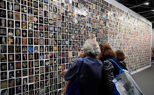 Visitantes ante una de las obras expuestas en Arco. 