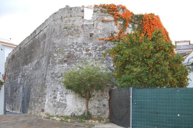 Muro del siglo XVIII y zona de acceso al interior. 