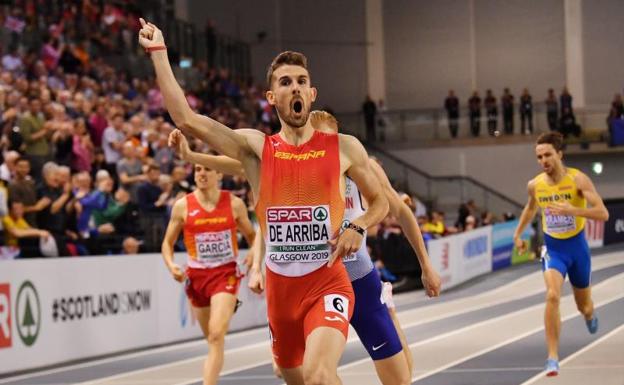 Álvaro de Arriba celebra su victoria en la final de 800. 