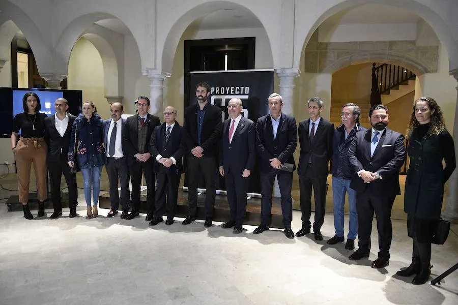 El baloncesto malagueño arropa a Berni Rodríguez en la presentación de su ‘Proyecto 675’ en el Museo Carmen Thyssen. En la foto, Marta Rodríguez, Manuel Escobar, Elisa Pérez de Siles, Daniel Pastor, Sergio Corral, Eduardo García, Berni Rodríguez, Francisco de la Torre, Luiso Díaz, José Manuel Domínguez, Juan José Navarro, José María Arrabal e Isa Sánchez. 