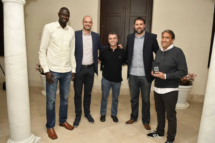 El baloncesto malagueño arropa a Berni Rodríguez en la presentación de su ‘Proyecto 675’ en el Museo Carmen Thyssen. En la foto, Ndong, Jiménez, Á. Cañete, Germán y Casimiro. 