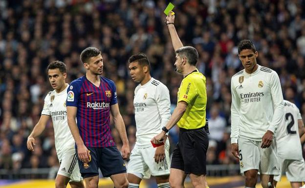 Jugadores del Real Madrid y Barcelona, el pasado sábado en el 'clásico'.