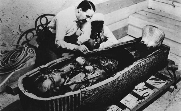 Howard Carter examina el sarcófago en 1922.