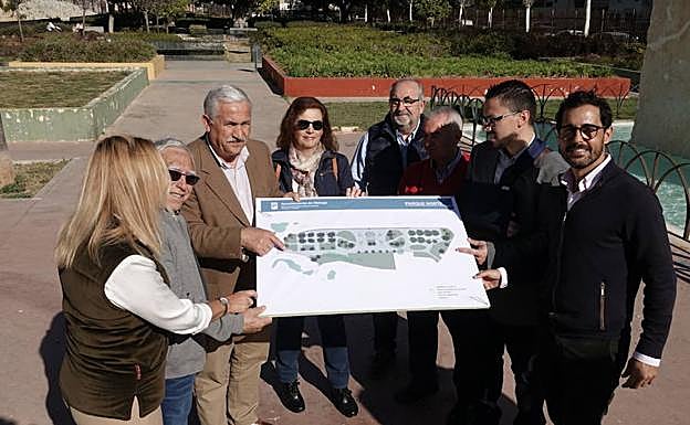 Vecinos con el proyecto de reforma del parque y con representantes municipales.