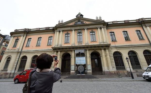 Un turista fotografía la fachada de la Academia Sueca en Estocolmo.