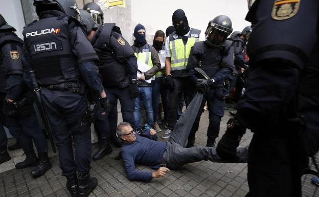 Incidentes a la puerta de un colegio electoral de Barcelona, el 1-0.
