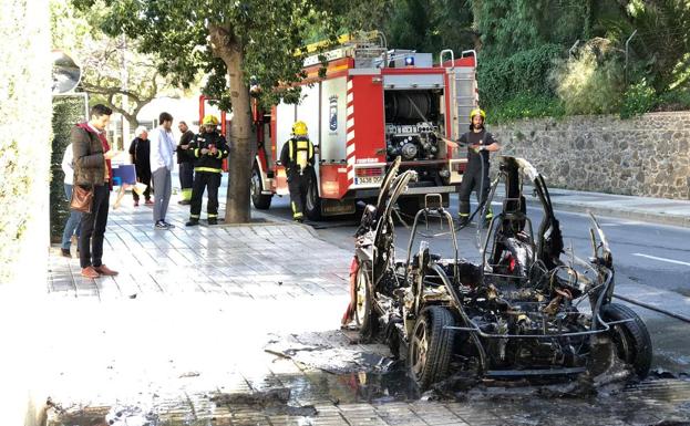 Se incendia hasta el chasis un 'microcar' en el Limonar: «En cuanto he quitado el contacto ha empezado a arder»