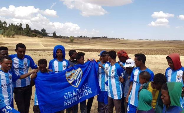 Algunos de los niños y adultos etíopes que han recibido las equipaciones del Málaga. 