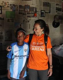 Imagen secundaria 2 - Arriba, varios niños con las camisetas del Málaga. Abajo, algunas voluntarias de Harena. 