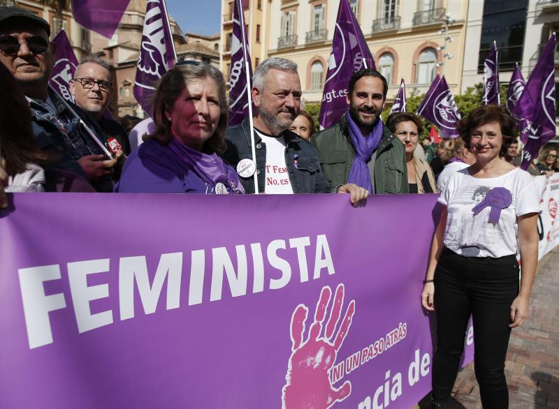 La gran afluencia de público ha hecho que la concentración prevista se convierta en una protesta multitudinaria