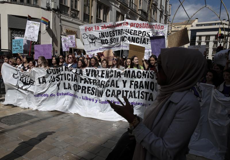 La gran afluencia de público ha hecho que la concentración prevista se convierta en una protesta multitudinaria