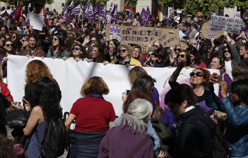 La gran afluencia de público ha hecho que la concentración prevista se convierta en una protesta multitudinaria