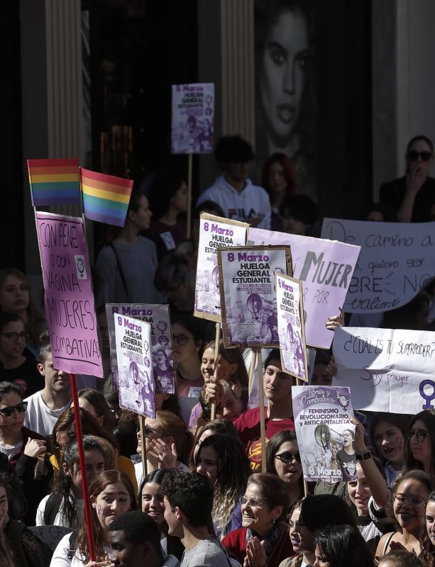 La gran afluencia de público ha hecho que la concentración prevista se convierta en una protesta multitudinaria