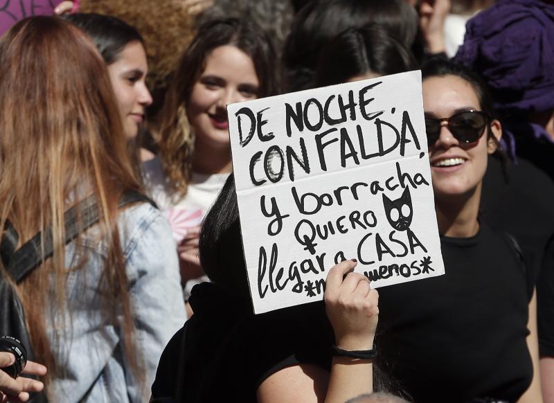 La gran afluencia de público ha hecho que la concentración prevista se convierta en una protesta multitudinaria