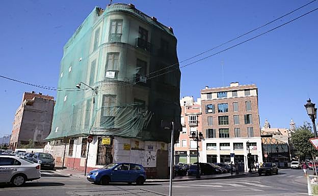 Edificio que albergó la pensión La Mundial, que será derribado. 