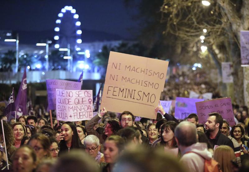 Fotos: Miles de personas recorren el Centro en la manifestación matutina del 8M