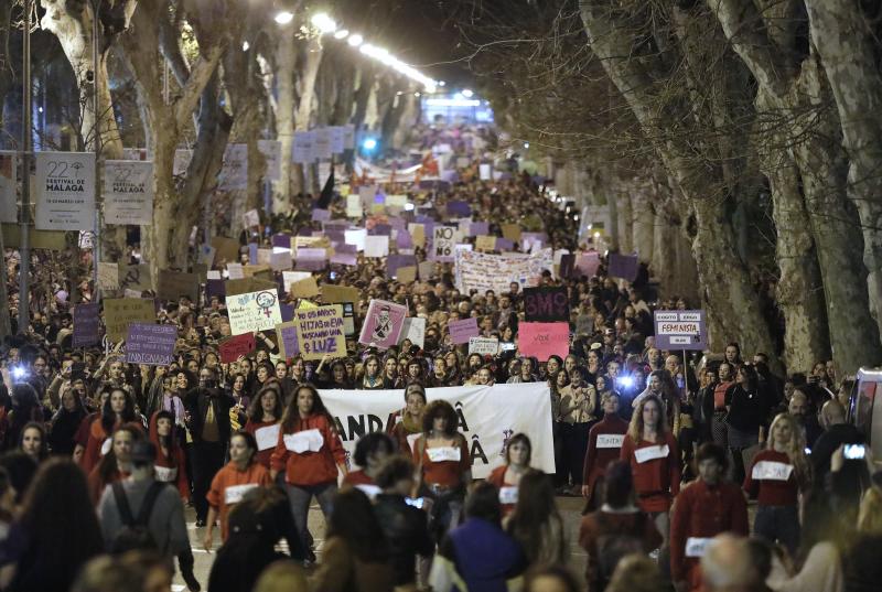 Fotos: Miles de personas recorren el Centro en la manifestación matutina del 8M