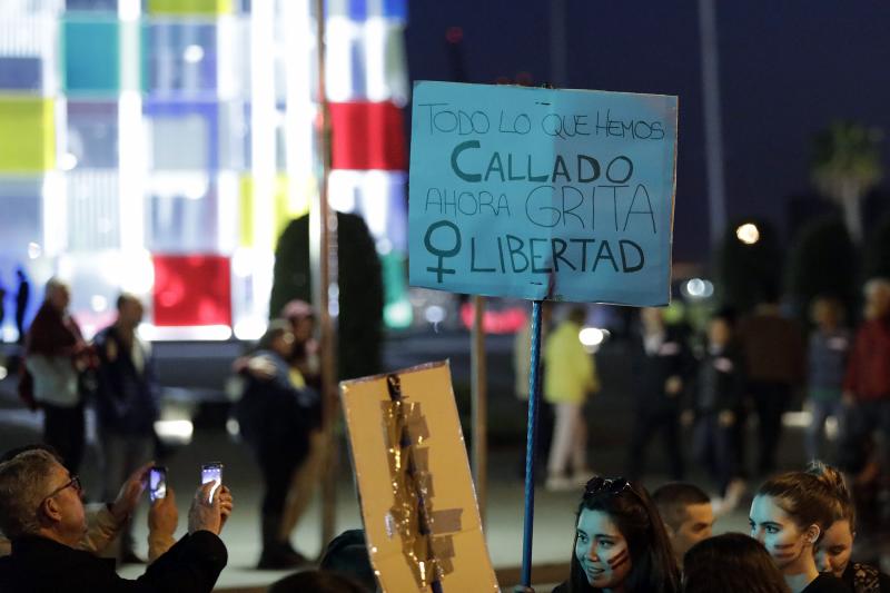 Fotos: Miles de personas recorren el Centro en la manifestación matutina del 8M