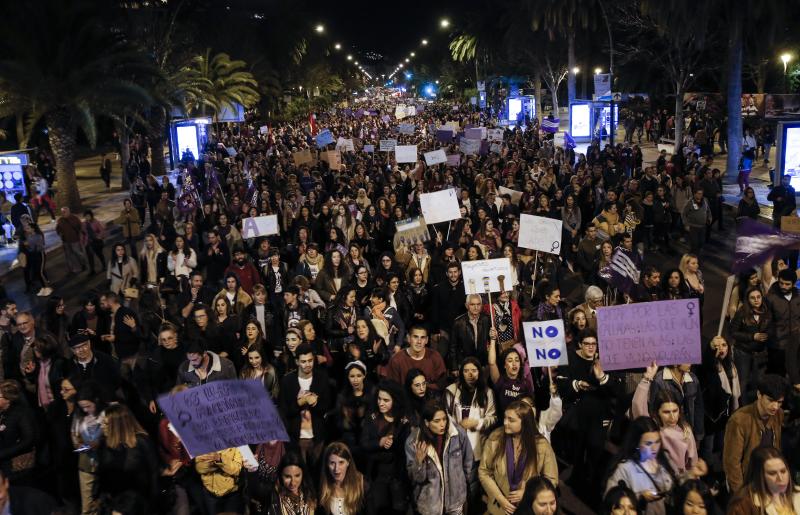 Fotos: Miles de personas recorren el Centro en la manifestación matutina del 8M