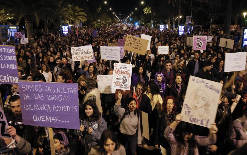 Fotos: Miles de personas recorren el Centro en la manifestación matutina del 8M