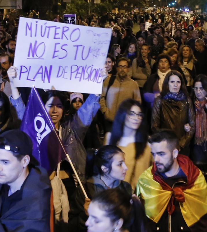 Fotos: Miles de personas recorren el Centro en la manifestación matutina del 8M