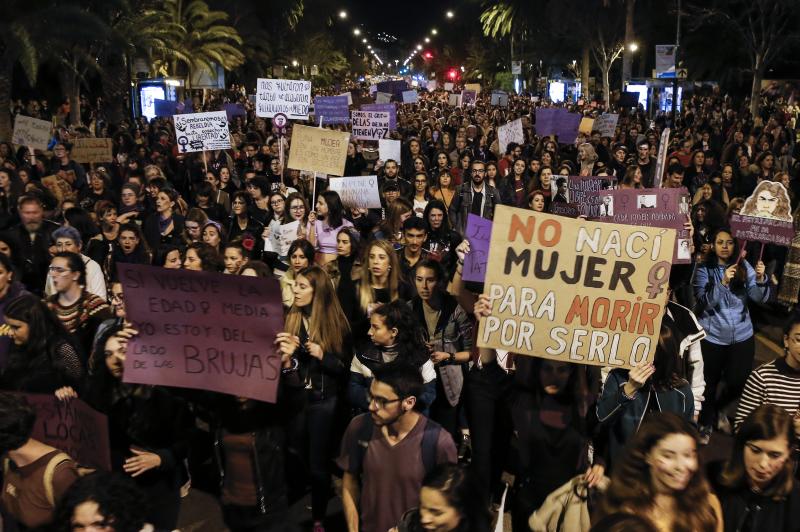 Fotos: Miles de personas recorren el Centro en la manifestación matutina del 8M