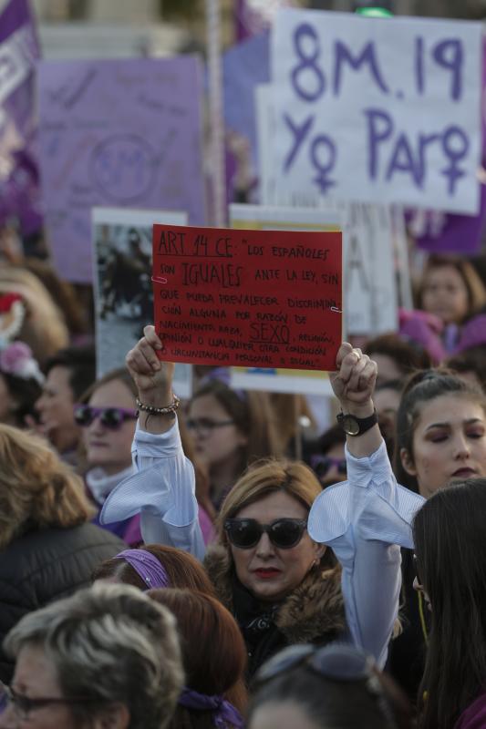 Fotos: Miles de personas recorren el Centro en la manifestación matutina del 8M