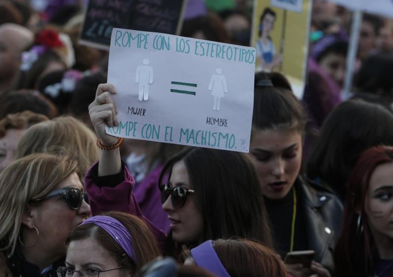 Fotos: Miles de personas recorren el Centro en la manifestación matutina del 8M