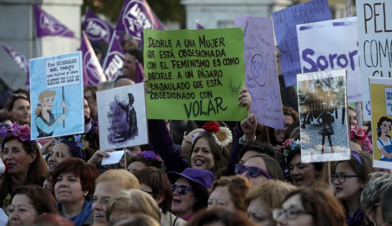 Fotos: Miles de personas recorren el Centro en la manifestación matutina del 8M