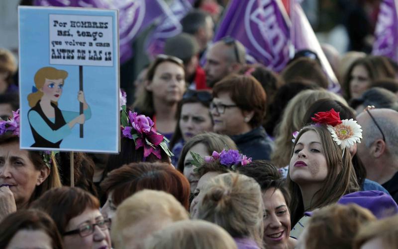 Fotos: Miles de personas recorren el Centro en la manifestación matutina del 8M