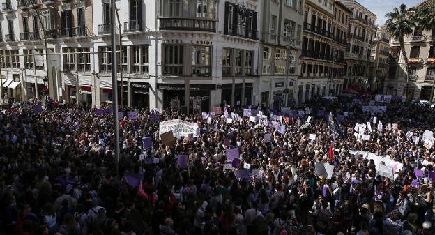 El entorno de la plaza de la Constitución y de la calle Larios se llenó de personas como paso previo a la gran manifestación. 