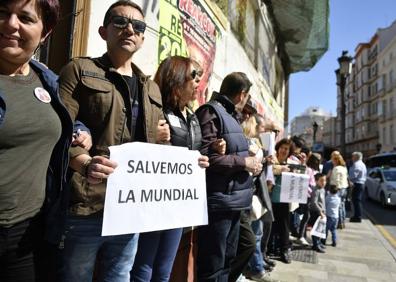 Imagen secundaria 1 - La protesta contra el derribo de La Mundial reúne a unas 200 personas ante el edificio