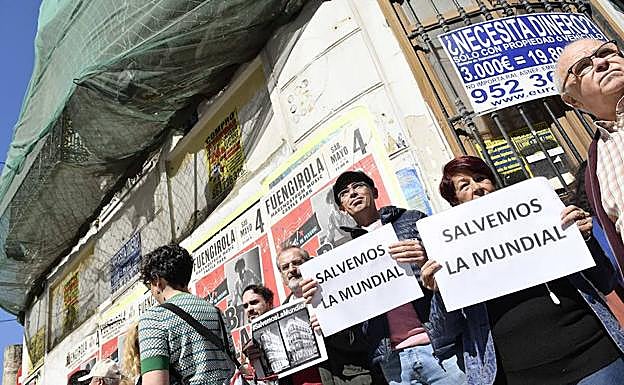 La protesta contra el derribo de La Mundial reúne a unas 200 personas ante el edificio