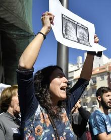 Imagen secundaria 2 - La protesta contra el derribo de La Mundial reúne a unas 200 personas ante el edificio