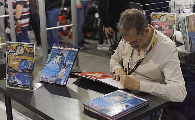 Rafael Vargas firmando su cómic 'La pieza'.