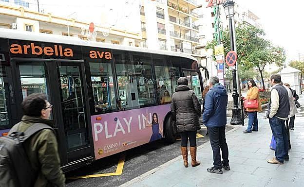 Imagen de archivo de usuarios de autobús en Marbella. 