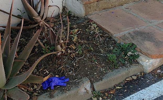 Uno de los guantes que utilizó la comisión judicial que se desplazó a la vivienda.